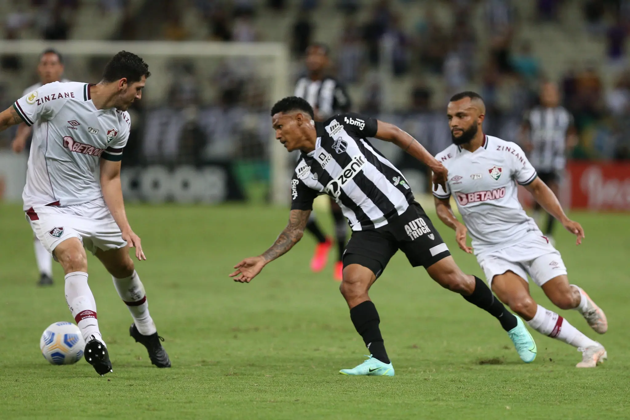 Rick conduz a bola contra o Fluminense