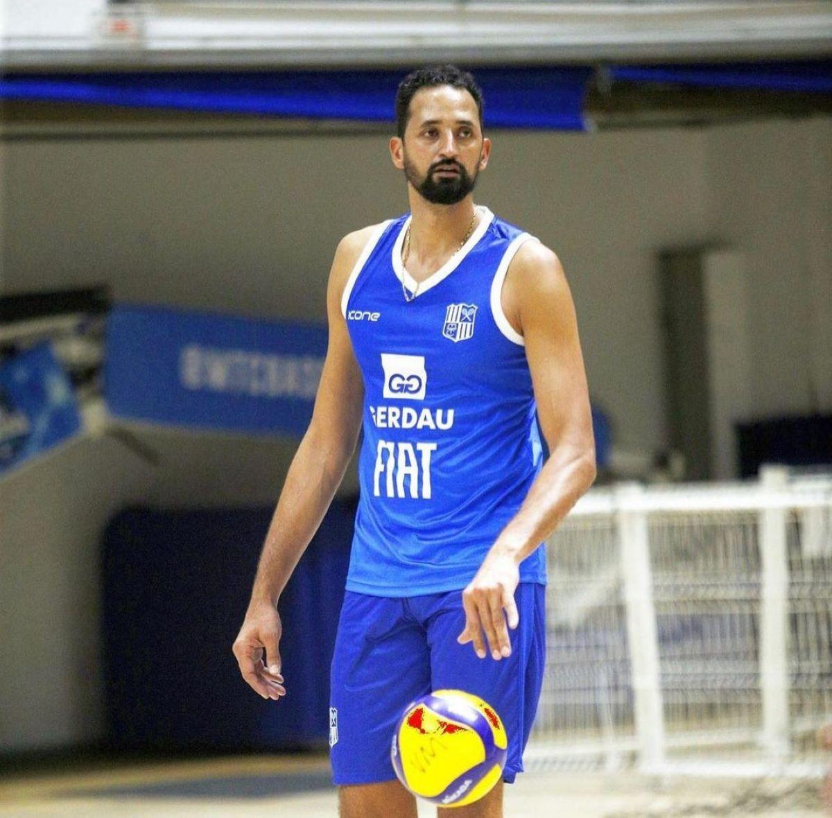 Mauricio Souza em quadra de uniforme azul