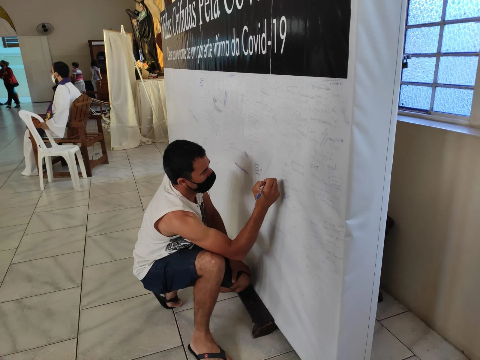 A Basílica de Nossa Senhora das Dores ergueu em seu interior um mural onde os romeiros podem escrever o nome e a cidade de outros colegas que morreram durante a pandemia