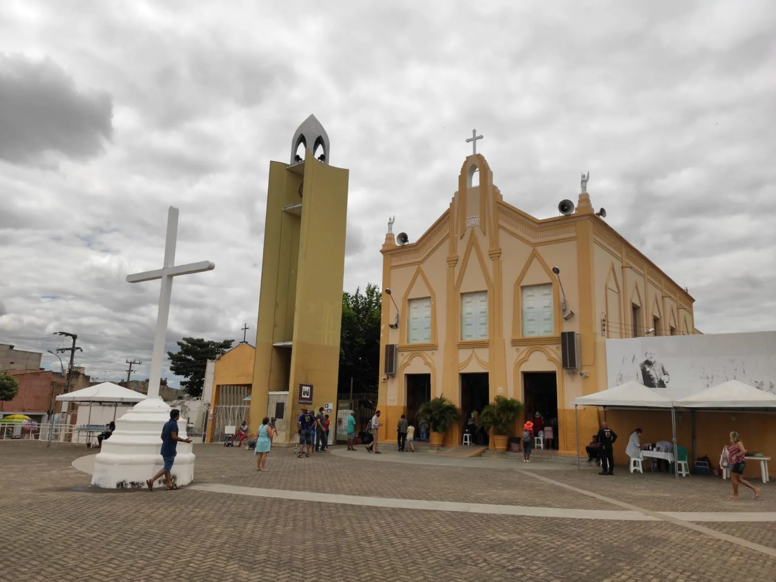 Por causa dos visitantes, a Secretaria de Meio Ambiente e Serviços Públicos de Juazeiro do Norte espalhou fiscais e pontos de apoio nos locais mais visitados pelos devotos