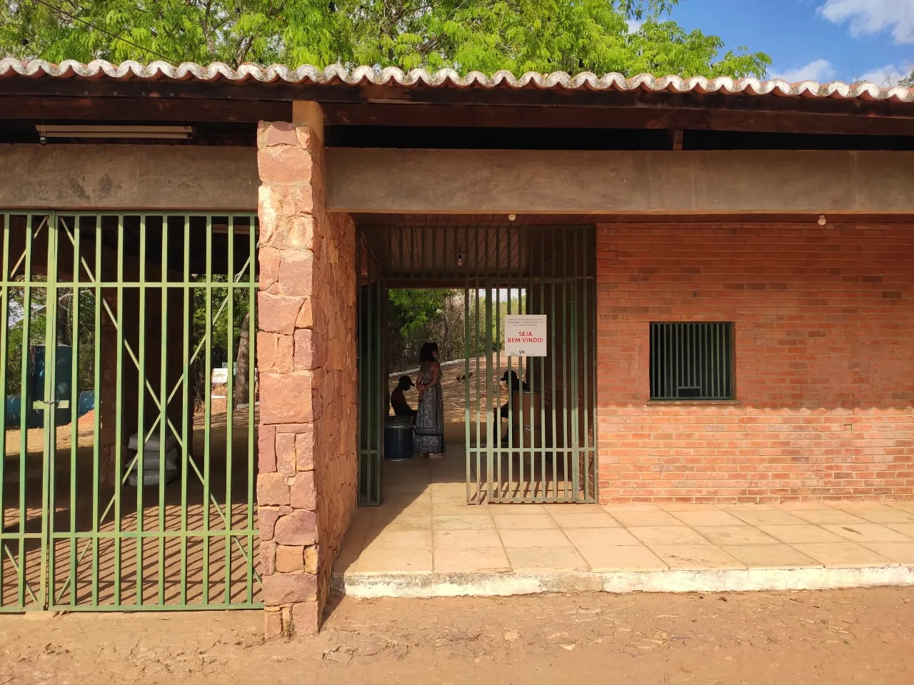 A partir do Aeroporto Orlando Bezerra de Menezes, em Juazeiro do Norte, são cerca de 25 quilômetros percorridos para chegar no geossítio Riacho do Meio
