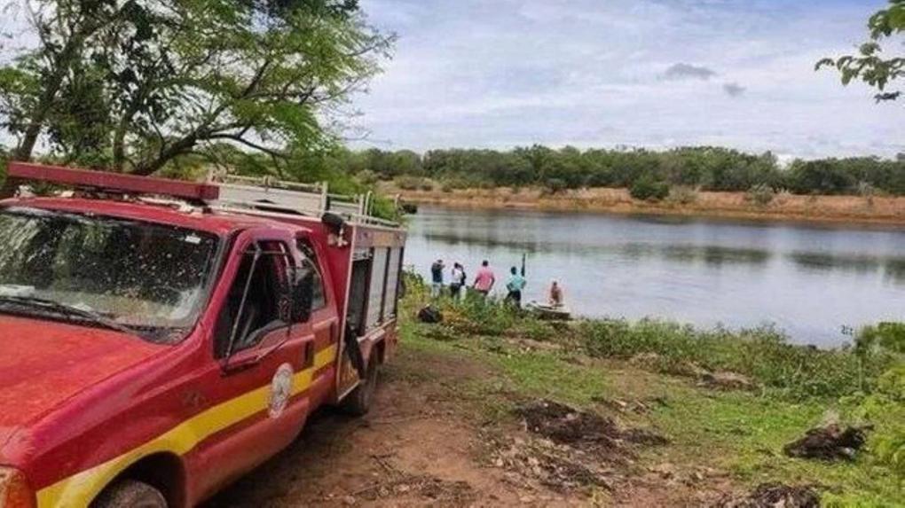 Carro dos bombeiros em lago no interior de minas gerais após afogamento de homem