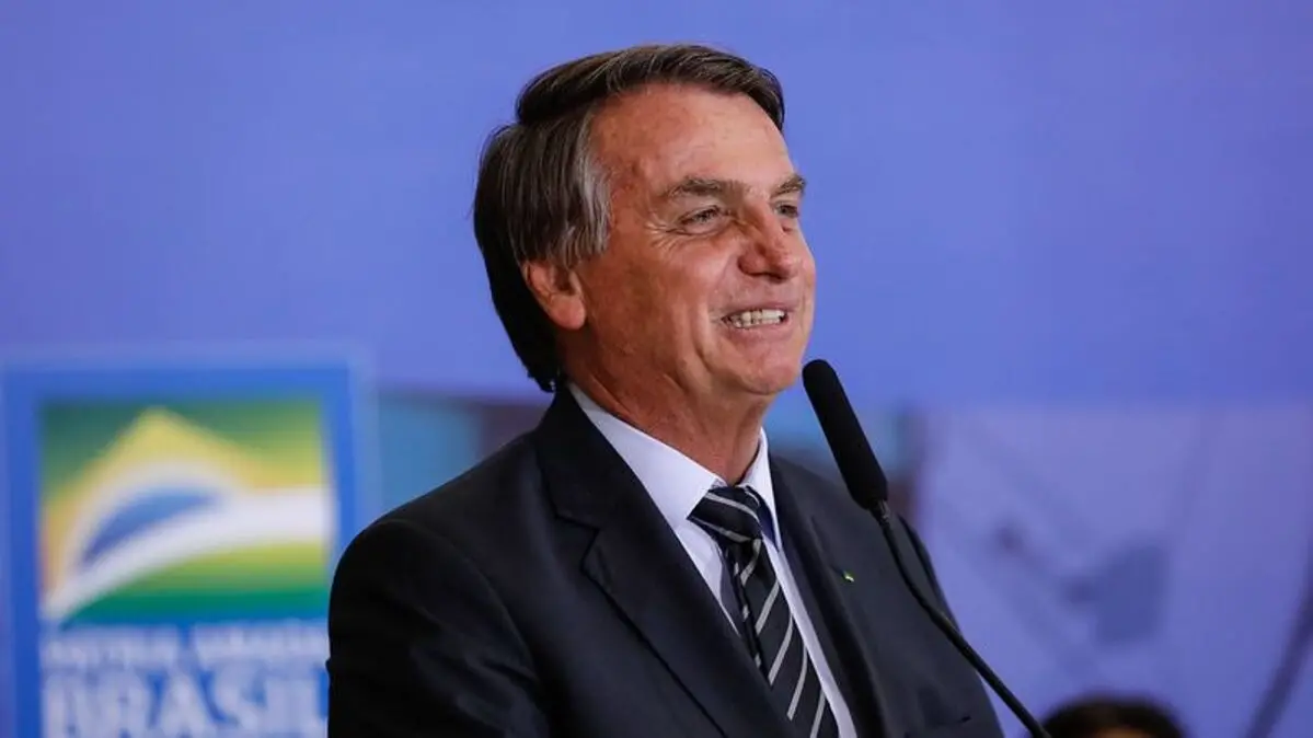Bolsonaro falando ao microfone
