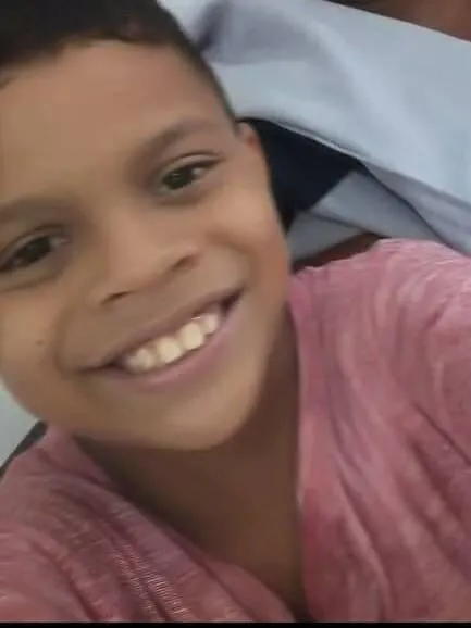 A tia descreveu o garoto como um menino 
