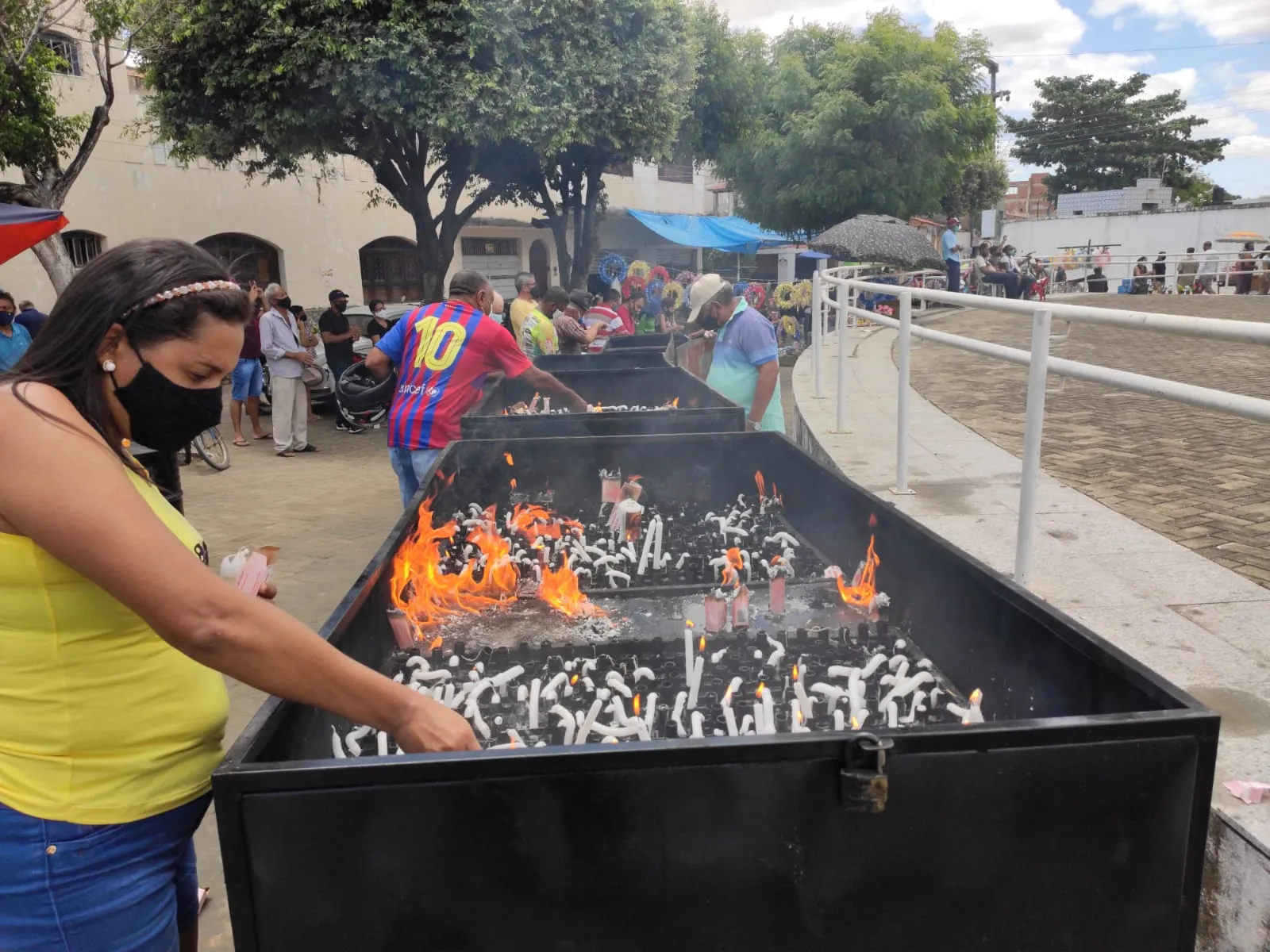 Devotos prestam homenagem aos entes queridos na Capela do Socorro, em Juazeiro do Norte