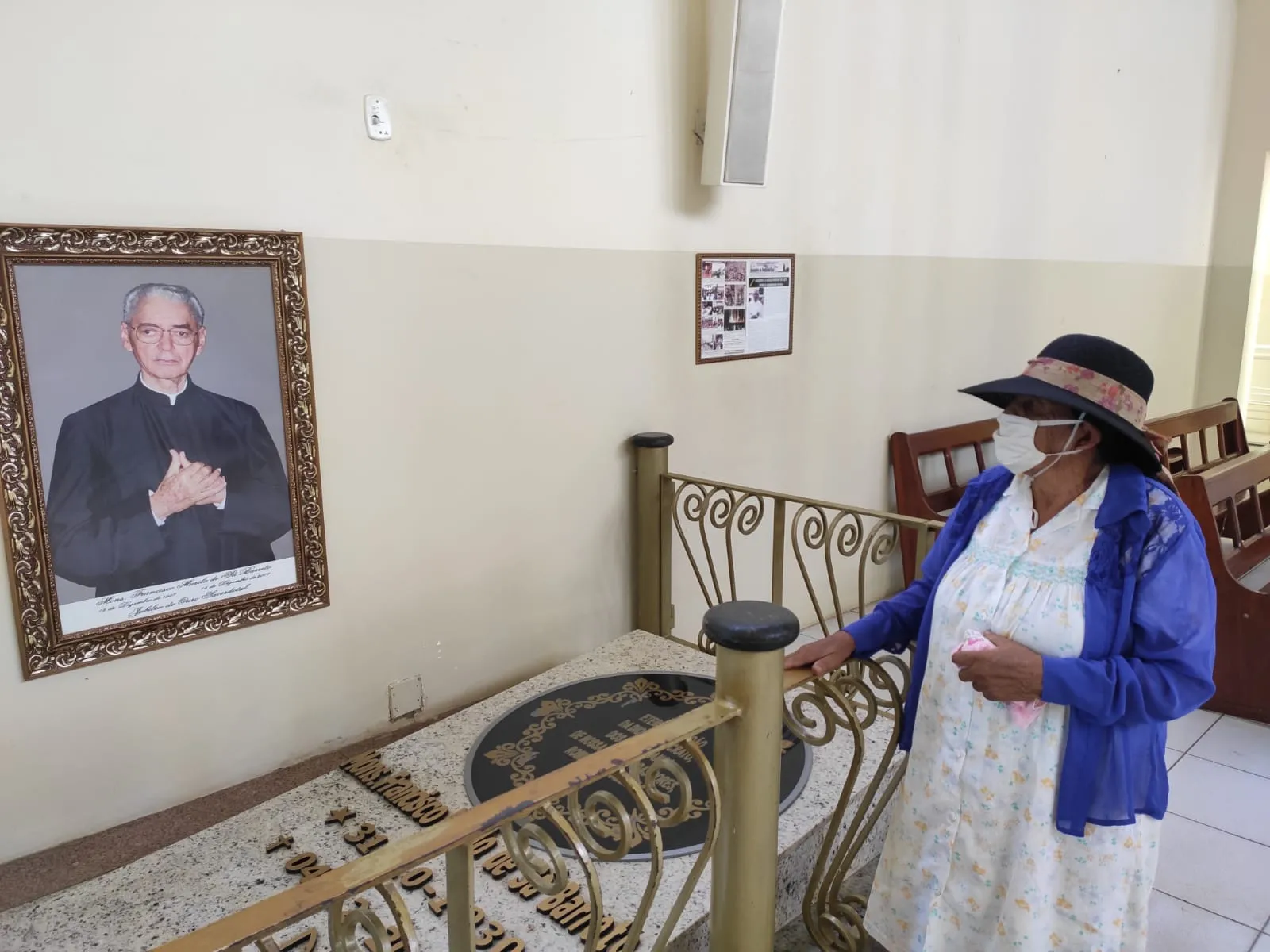 Maria Vicente da Silva visita túmulo do Monsenhor Murilo, na Capela do Socorro
