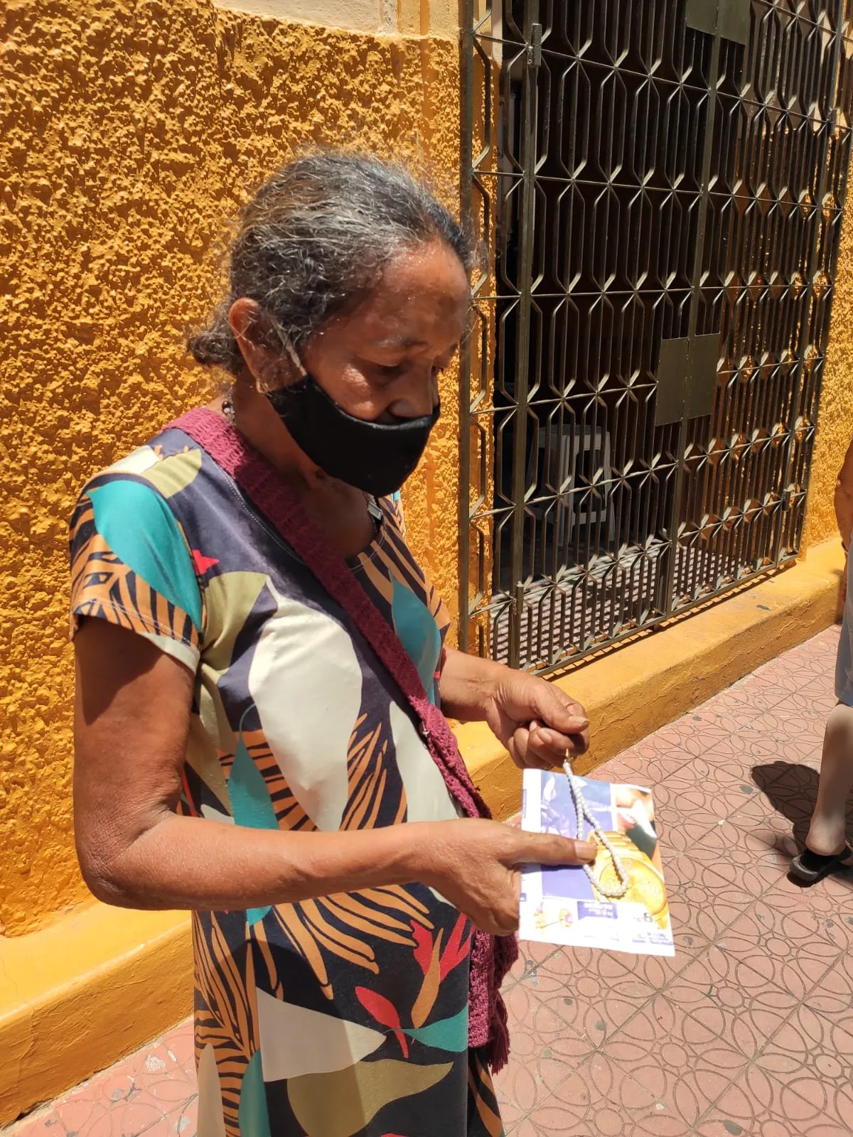 Com terço nas mãos, Maria Silva visita tumulo dos pais, no cemitério do Socorro. O local é o principal ponto de visitação na Romaria de Finados