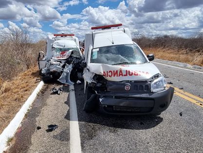 Acidente entre ambulâncias e carro particular deixa dois mortos em Tamboril, no interior do Ceará