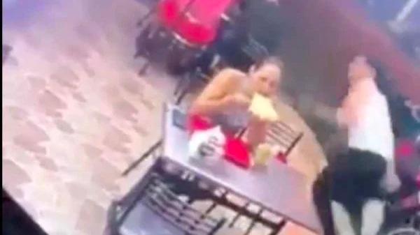 Cliente nota assalto a lanchonete do Rio de Janeiro e abandona namorada, que continua comendo durante roubo