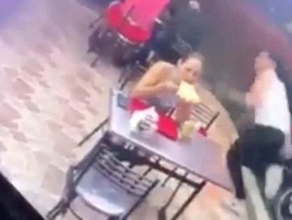 Cliente nota assalto a lanchonete do Rio de Janeiro e abandona namorada, que continua comendo durante roubo