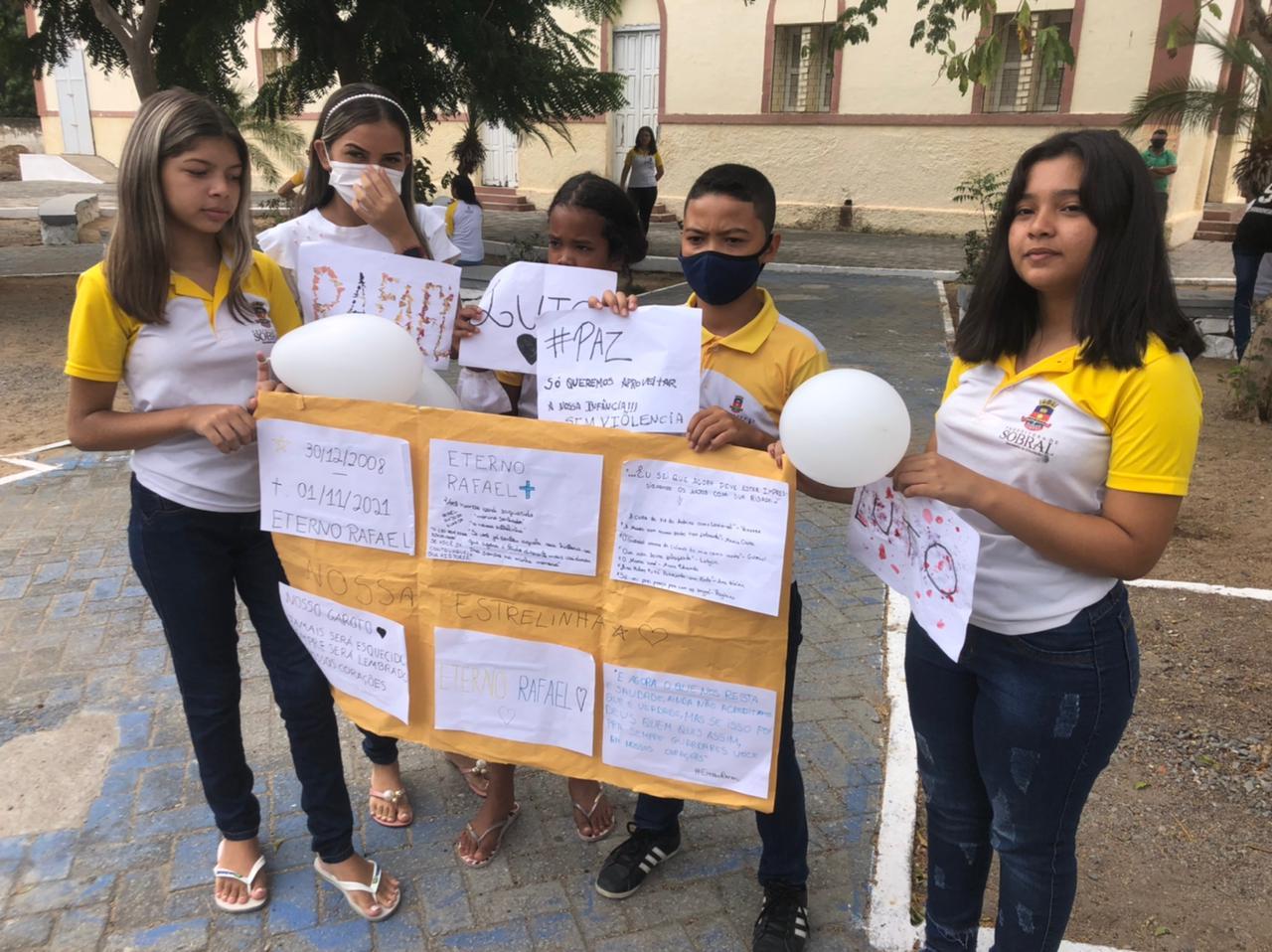 Crianças levaram cartazes em homenagem à Rafael e para pedir por mais segurança e paz