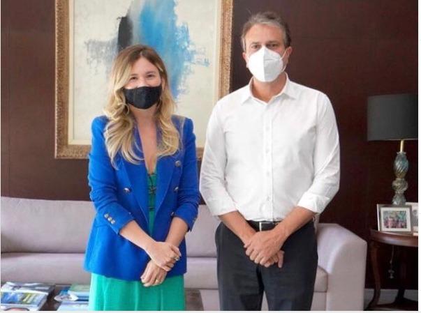 Camilo santana ao lado da procuradora