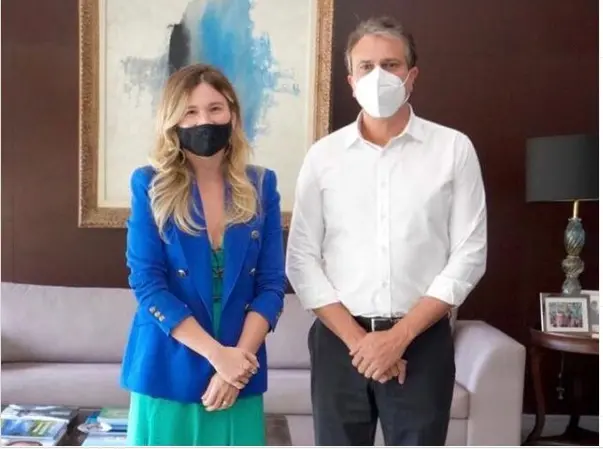 Camilo santana ao lado da procuradora