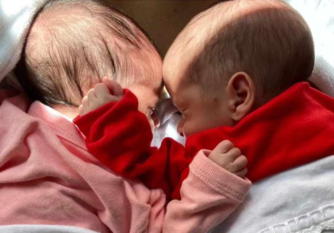 Kim e Tiê, filhas de Nanda Costa e Lan Lahn
