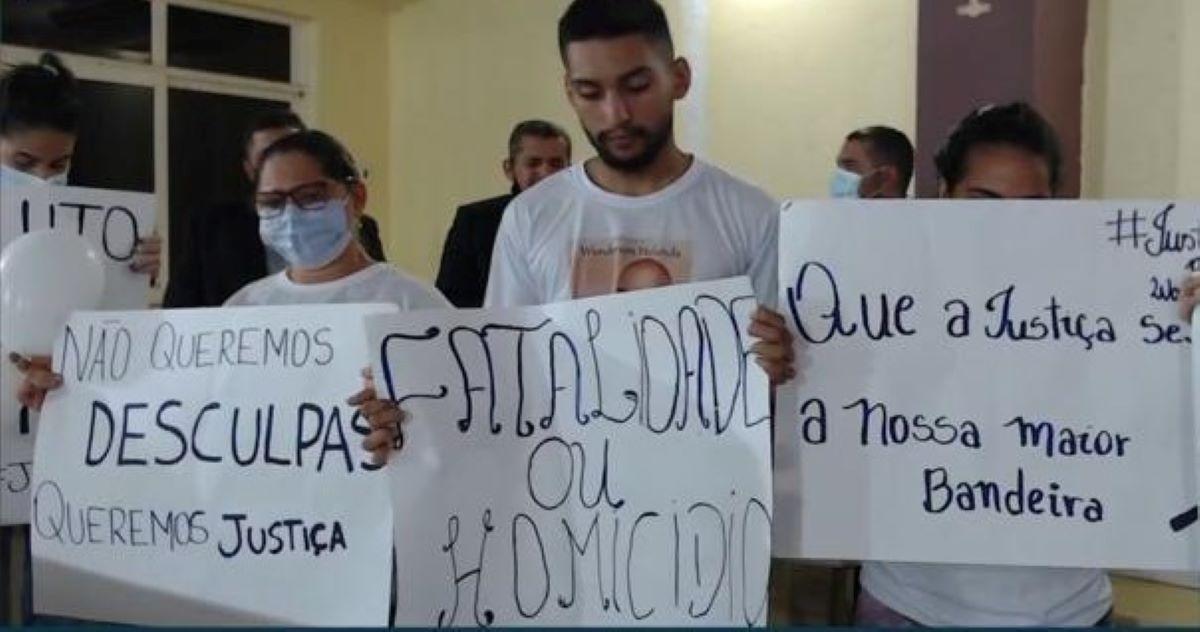 Familiares e parentes com cartazes na câmara municipal de capistrano questionando a morte Wanderson Holanda