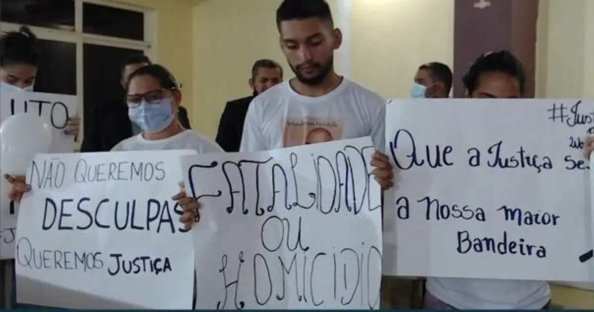 Familiares e parentes com cartazes na câmara municipal de capistrano questionando a morte Wanderson Holanda
