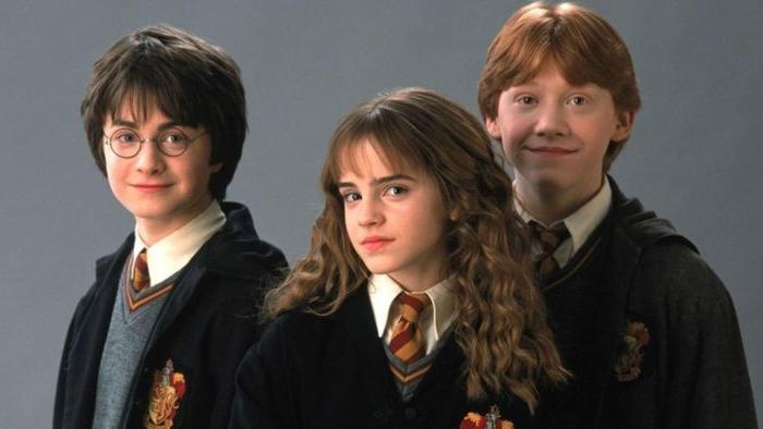 A imagem mostra os atores Daniel Radcliffe, Emma Watson e Rupert Grint caracterizados de Harry, Hermione e Rony, respectivamente.