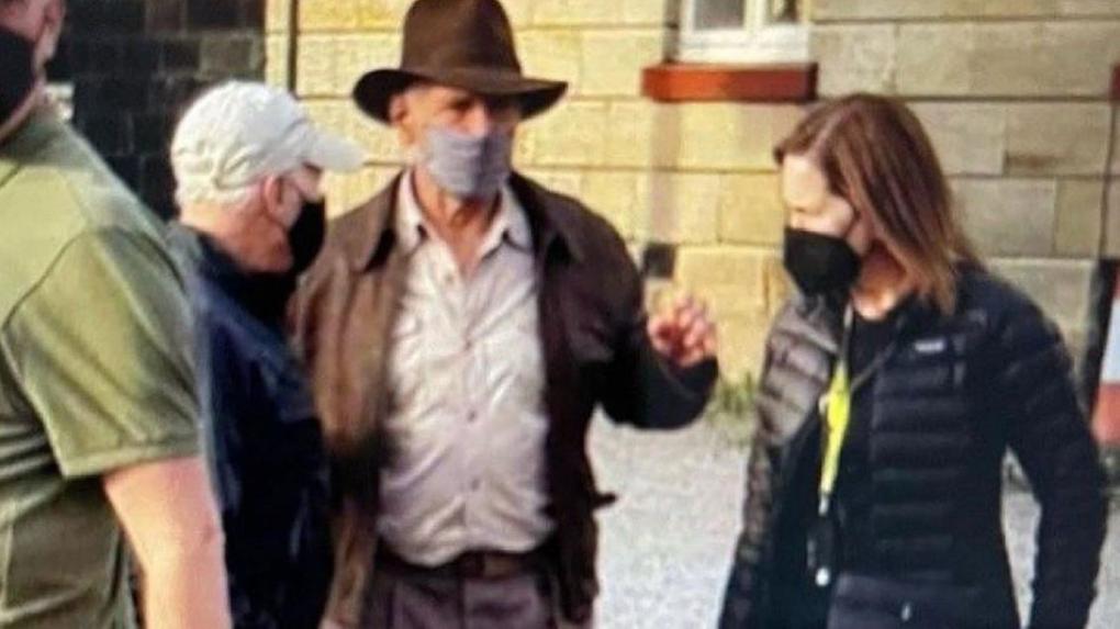 Ator Harrison Ford e profissionais que trabalham em set de Indiana Jones 5
