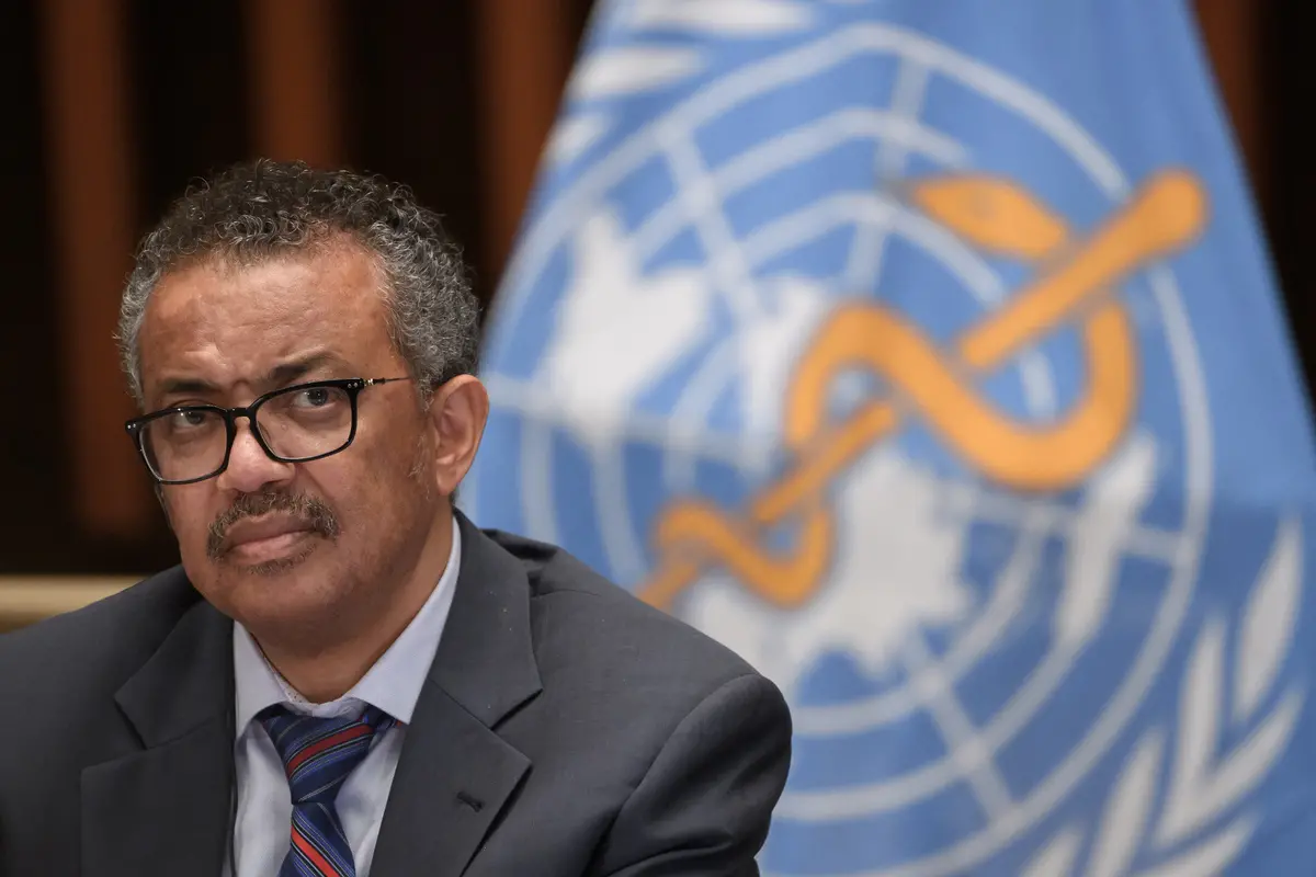 Tedros olhando quase de lado