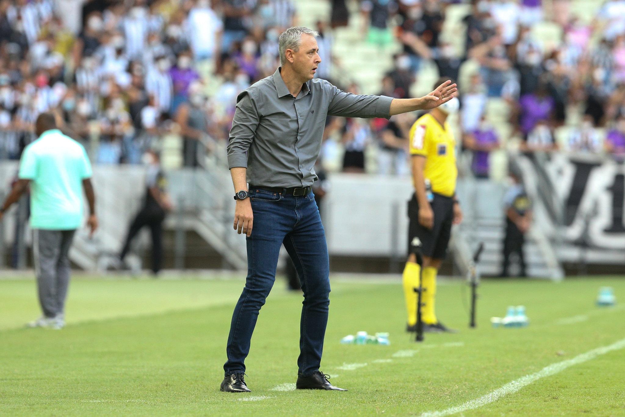 Tiago Nunes comandando o Ceará na beira do campo