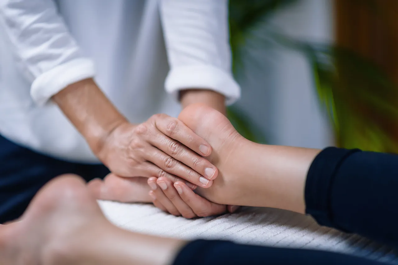 Na sessão completa de Reiki, a energia é aplicada na parte da frente e nas costas do paciente, incluindo joelhos e pés