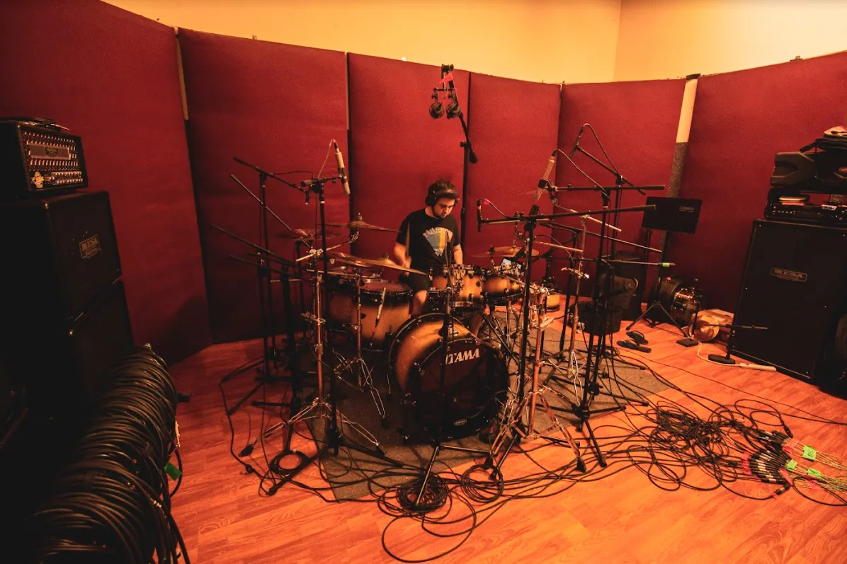 Baterista Vicente Ferreira durante as sessões de gravação do disco  “The Devil to Pay in the Backlands”.