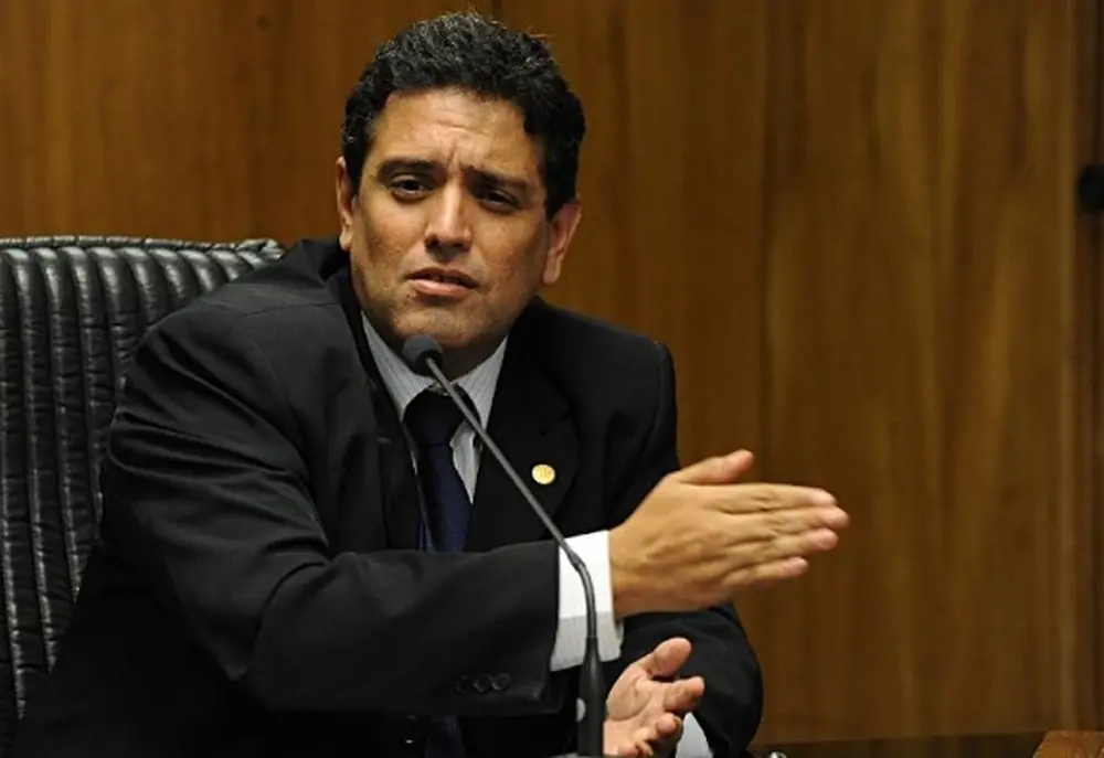 Governo troca presidente do INSS