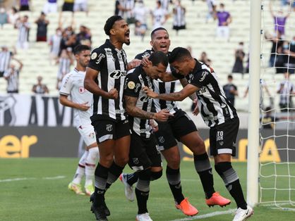 Jogadores do Ceará comemoram gol marcado contra o Fluminense