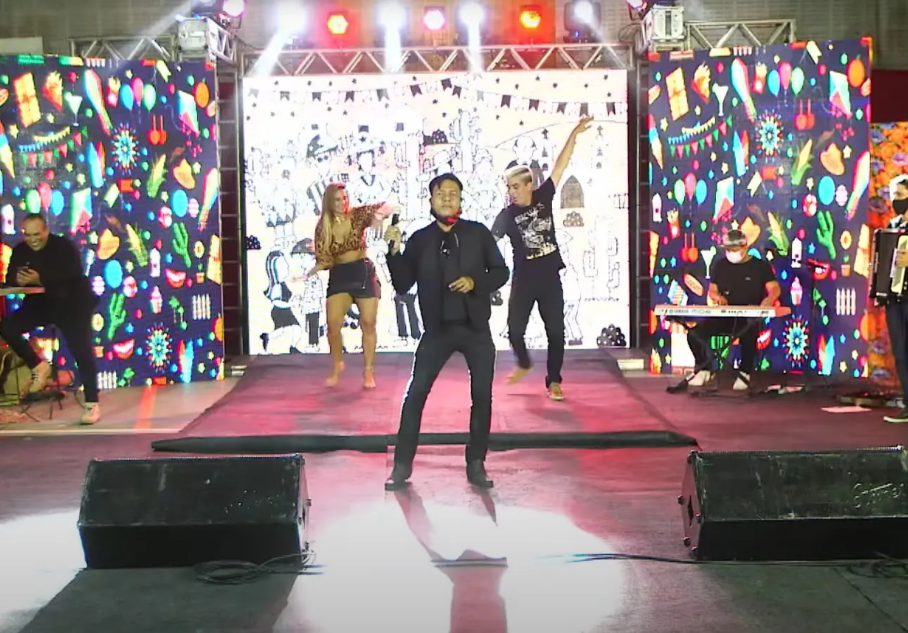 Cantor em live junina com ex-nomes da banda Calcinha Preta.
