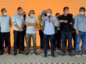 Sarto no palco durante live, cercado de prefeitos e secretários dos municípios da Região Metropolitana