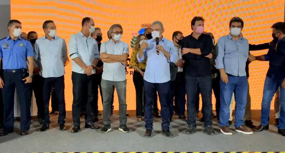 Sarto no palco durante live, cercado de prefeitos e secretários dos municípios da Região Metropolitana