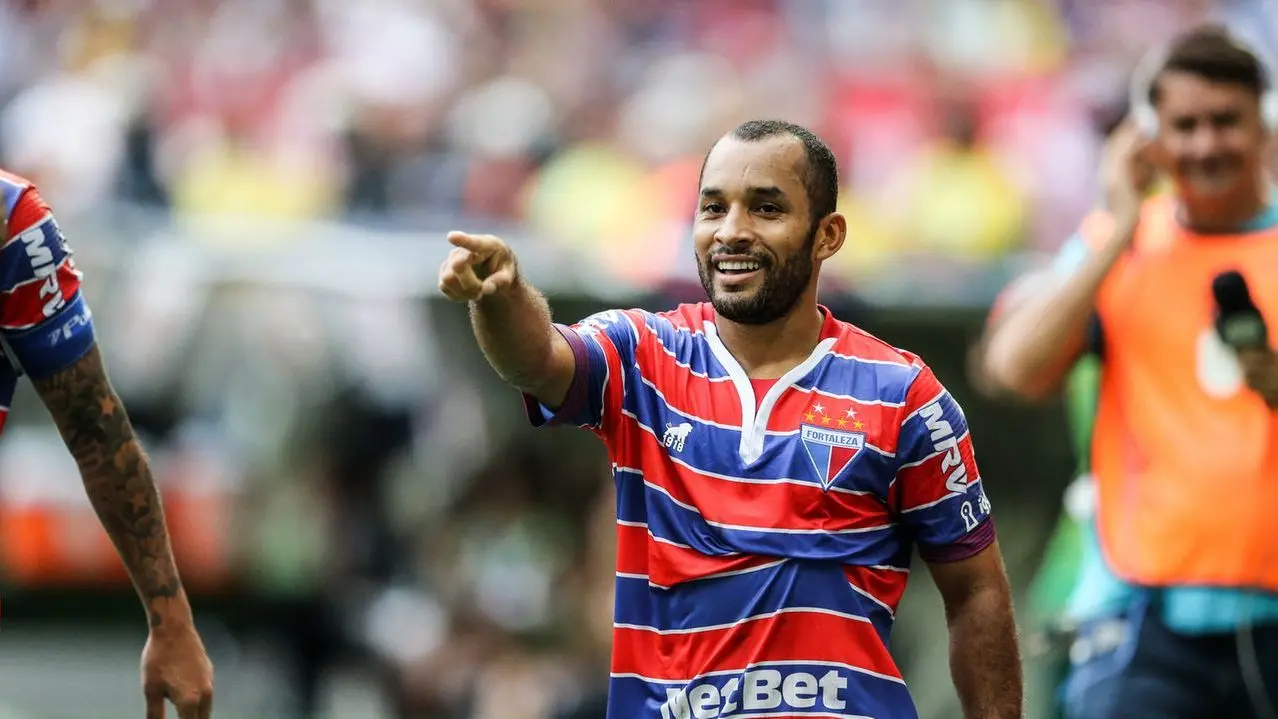 Edinho comemorando gol pelo Fortaleza