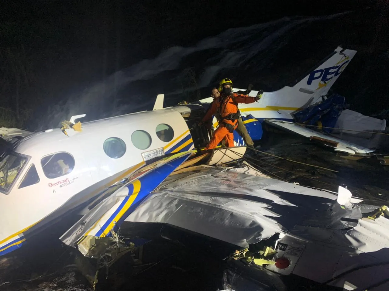 Avião caiu em cachoeira no interior de Minas Gerais