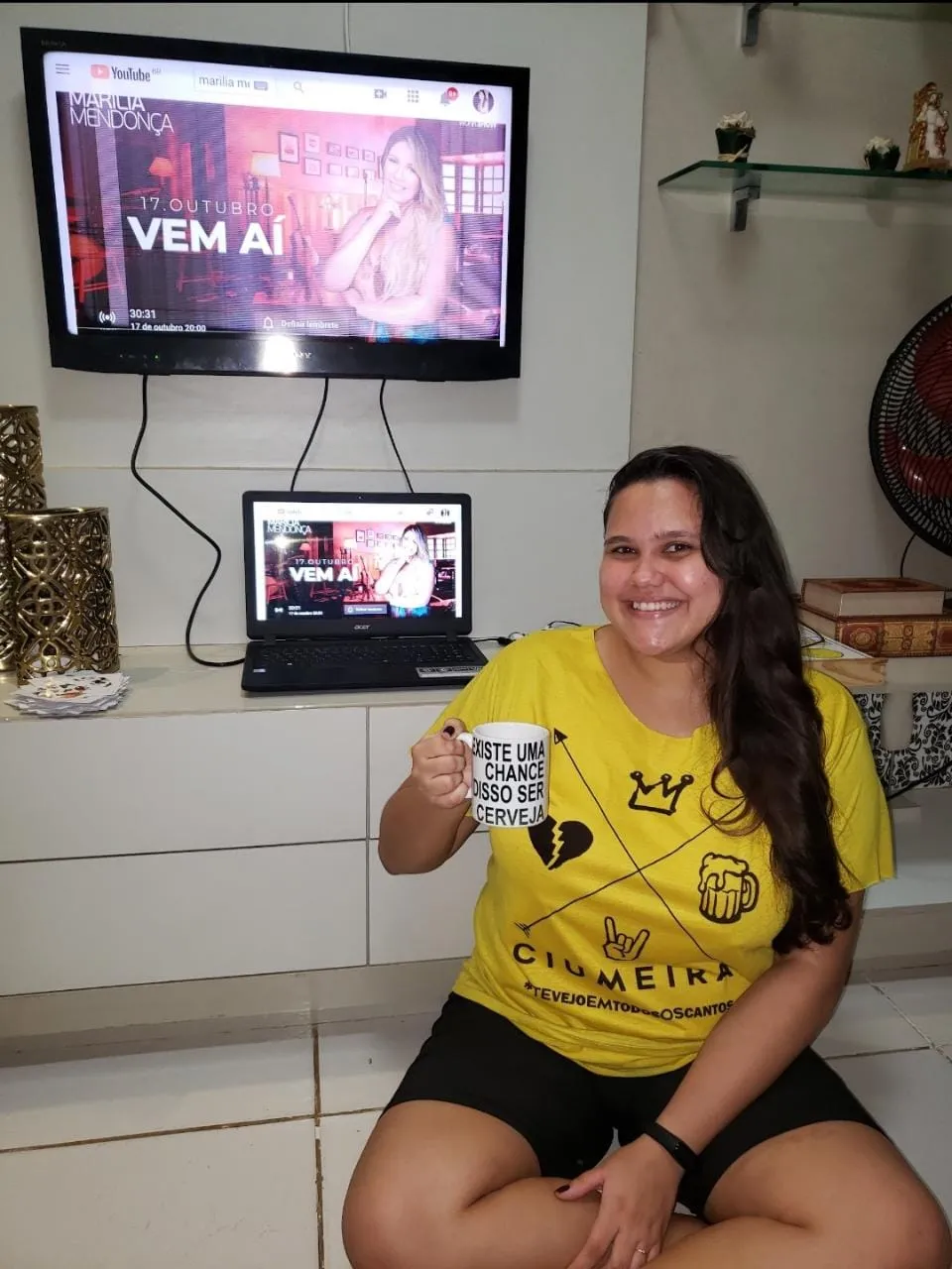 Durante a pandemia, Thaís acompanhou as lives da cantora - inclusive com uma caneca similiar à que a cantora usava nos shows virtuais