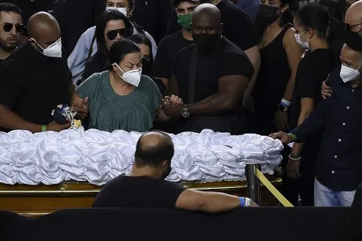 Mãe de Marília Mendonça precisou ser amparada por amigos e familiares durante velório da cantora