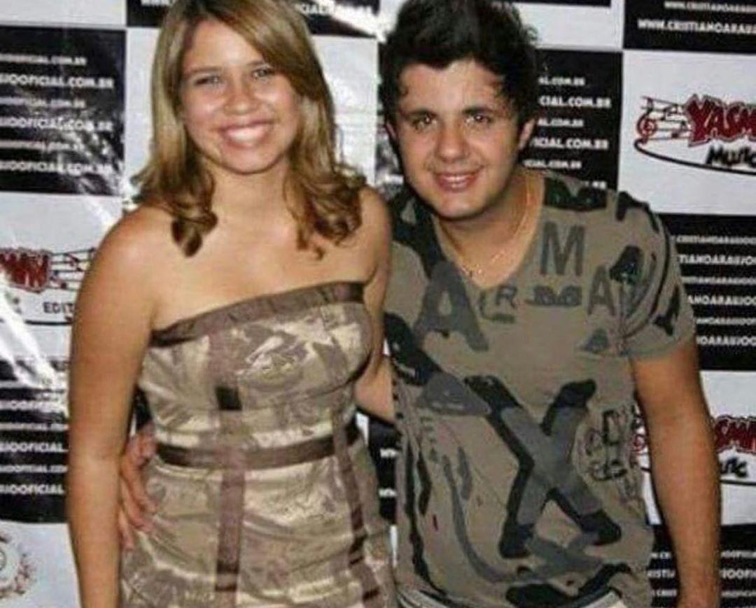 Marília Mendonça e Cristiano Araújo em bastidor de evento sertanejo