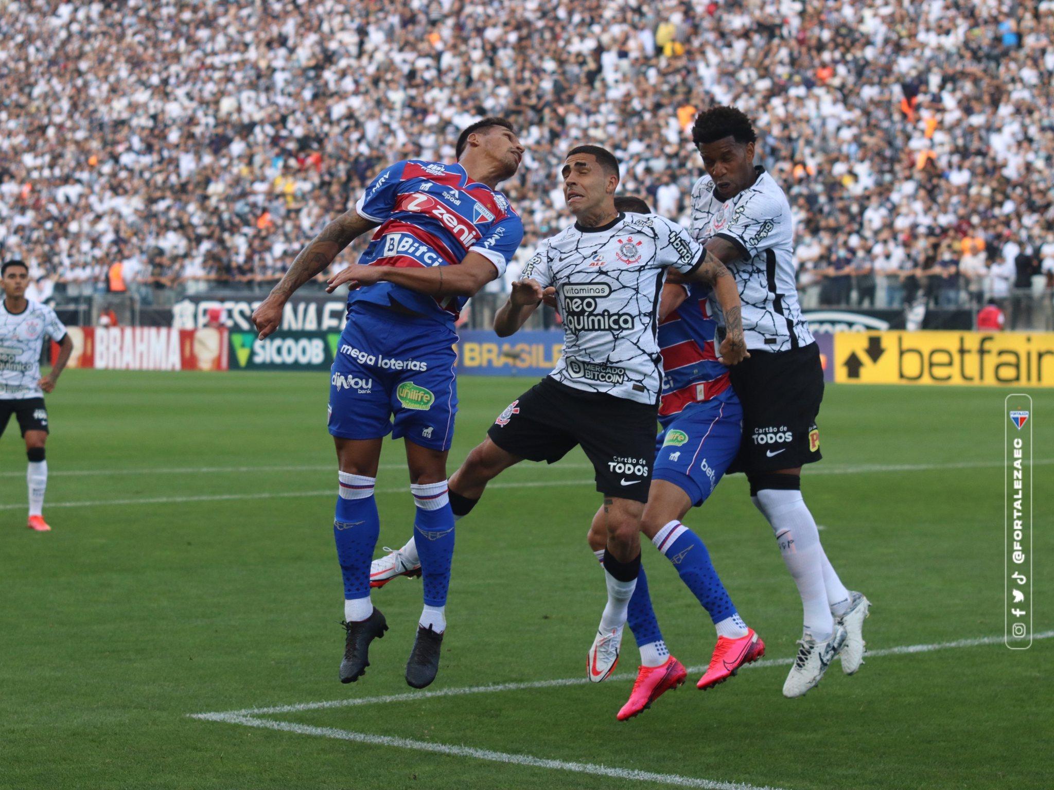 Fortaleza team posed during the game between Corinthians and