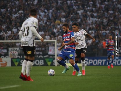 Jogadores de Fortaleza e Corinthians disputam bola