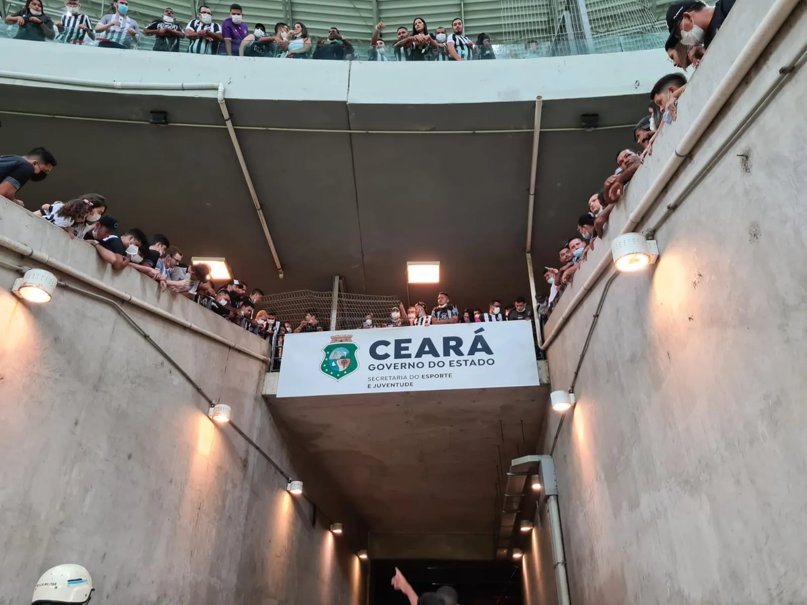 Torcida do Ceará observa em setor da queda do torcedor no Castelão
