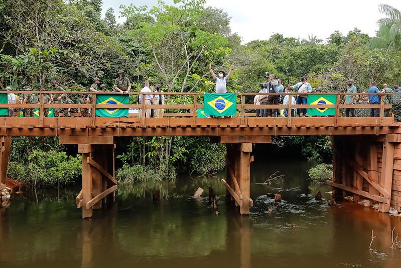 Ponte de madeira inaugurada pelo presidente no Amazonas causou polêmica
