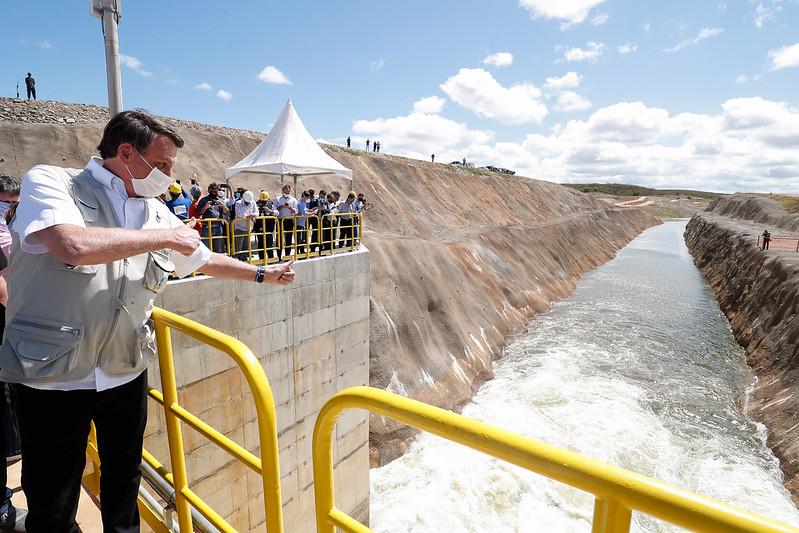 Em junho do ano passado, Bolsonaro acompanhou a chegada das águas do Rio São Francisco ao Ceará