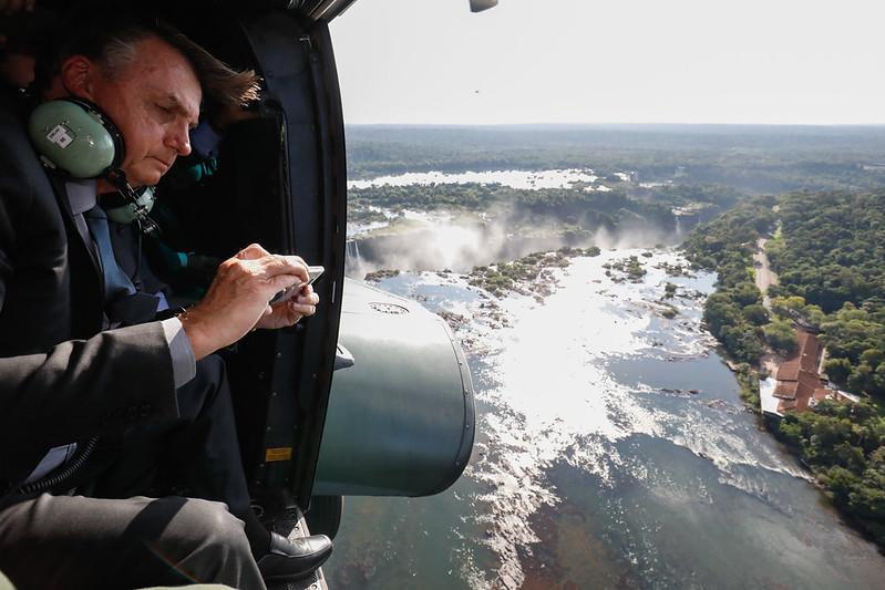Presidente Jair Bolsonaro durante sobrevoo à Usina Hidrelétrica de Itaipu