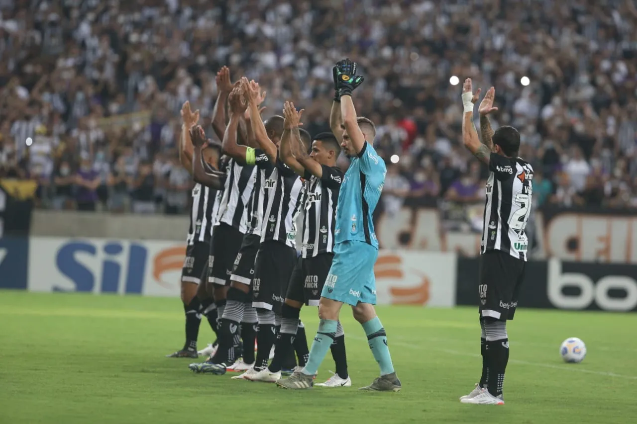Os jogadores alvinegro agradecem a torcida do Ceará: 21 mil pessoas foram ao Castelão apoiar o clube na vitória diante do Cuiabá