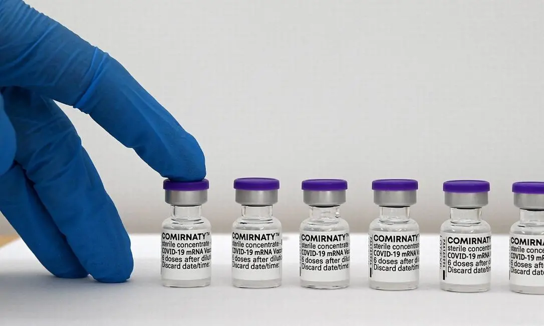 Vacinas enfileiradas