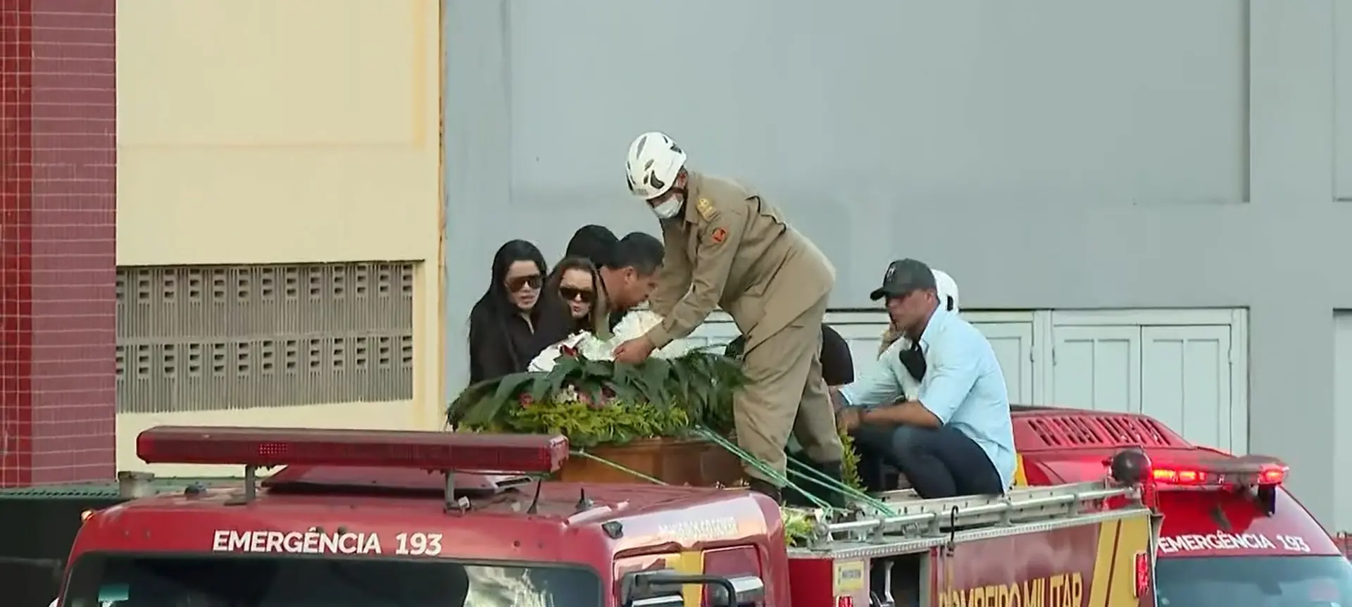 Maiara e Maraisa participaram de velório e sepultamento de Marília Mendonça