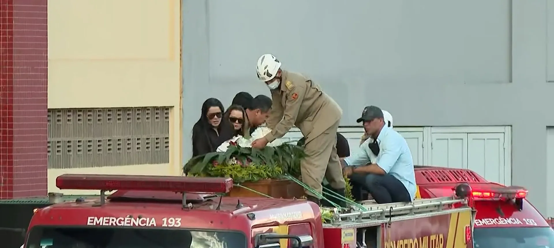 Maiara e Maraisa participaram de velório e sepultamento de Marília Mendonça