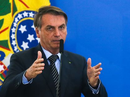 Bolsonaro falando e gesticulando