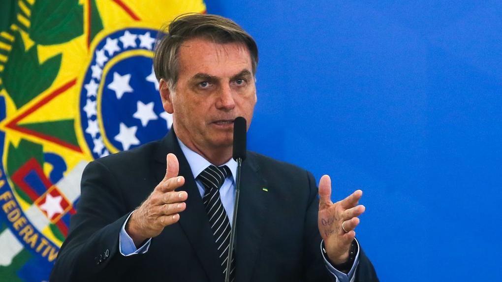 Bolsonaro falando e gesticulando