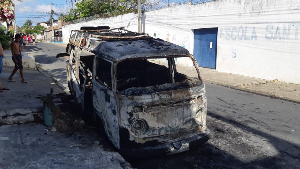 VW Kombi pertencente a pastor de Caucaia após ser queimada por moradores