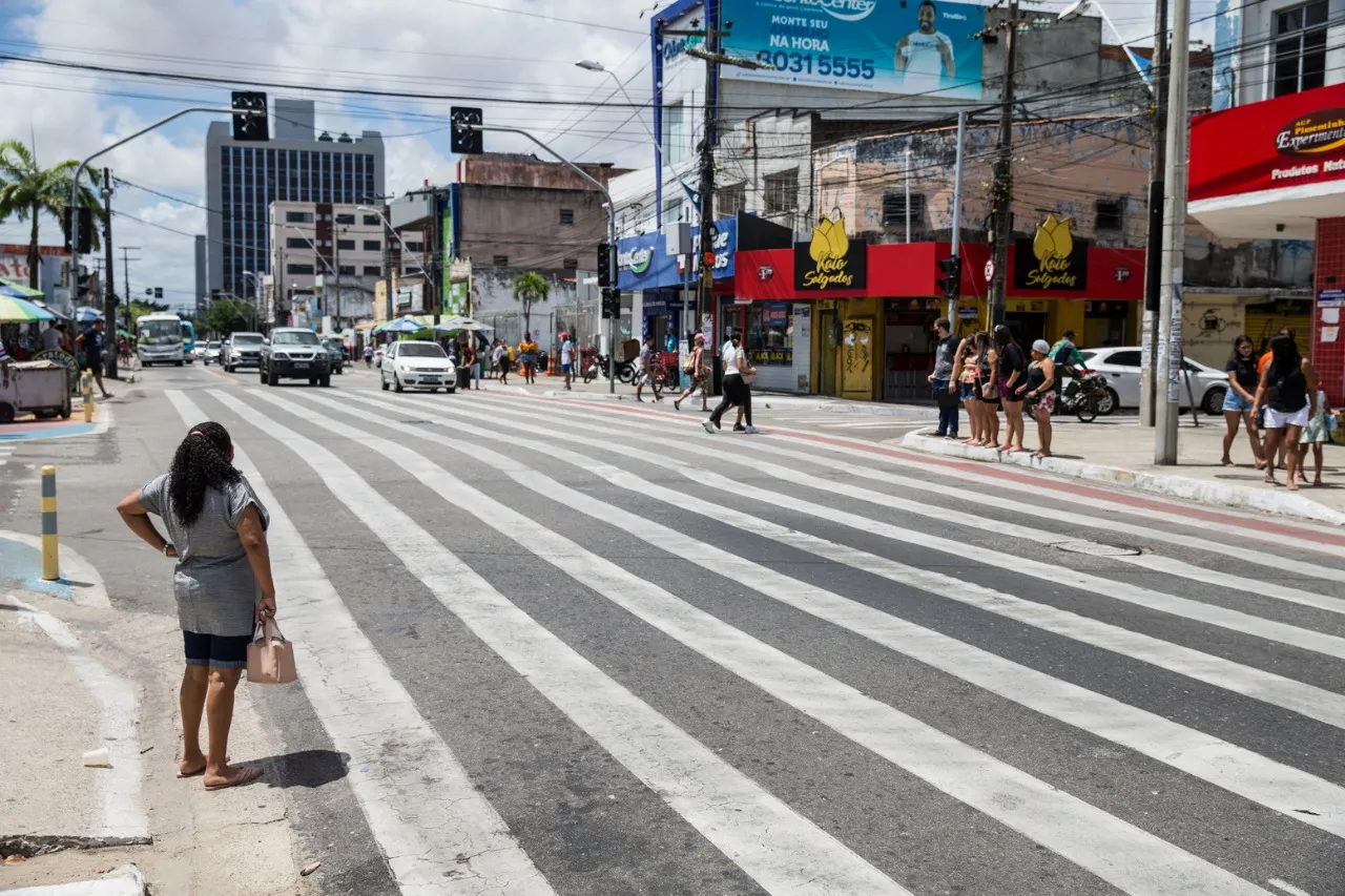 Outra novidade, de maio deste ano, foi a instalação da maior faixa de pedestres do Brasil, com 40 metros de extensão, no cruzamento da Avenida Tristão Gonçalves com a Rua Liberato Barroso